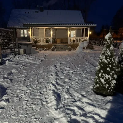 Ośnieżona weranda — magiczna zima na Podlasiu