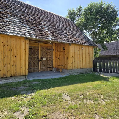 Wnętrze rustykalnej stodoły — Zacisze na Podlasiu