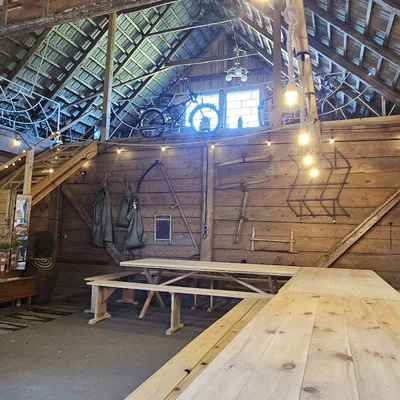Wnętrze stodoły z sianem — wiejski klimat Podlasie