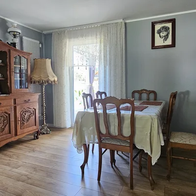 Rustykalna kuchnia w drewnianym siedlisku na Podlasiu