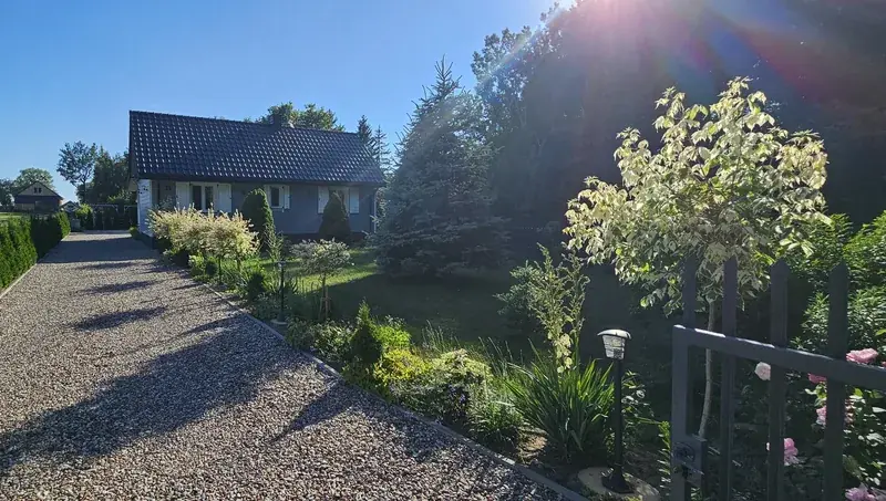 Drewniane siedlisko Zacisze na Podlasiu w Pasynkach latem